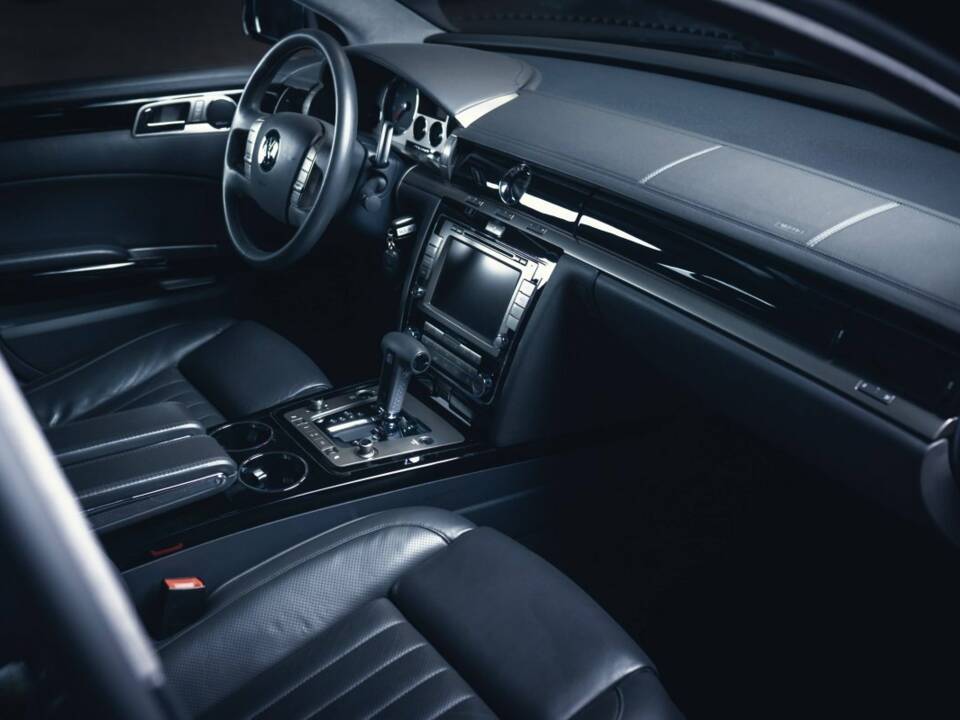 Image 15/15 of Volkswagen Phaeton W12 (2010)