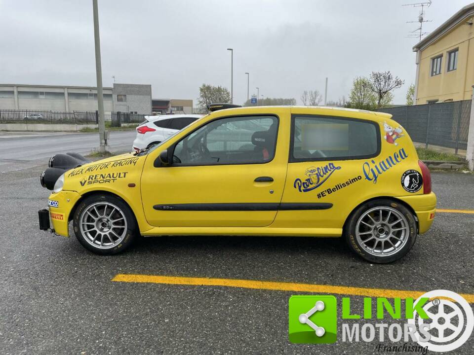 Immagine 9/10 di Renault Clio II 2.0 16V Sport (2000)