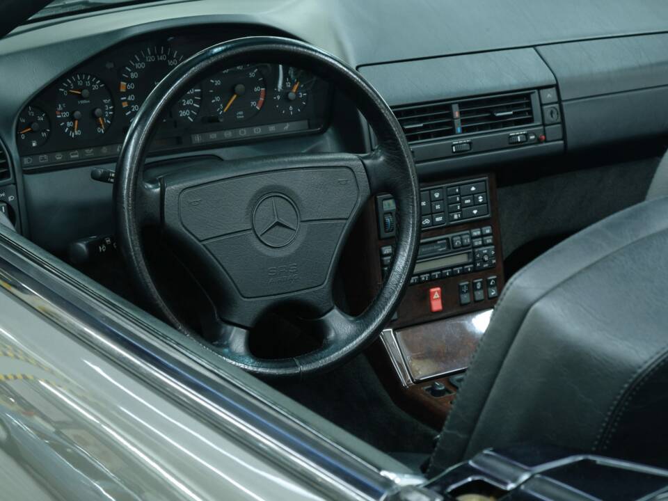 Image 29/50 of Mercedes-Benz SL 500 (1994)