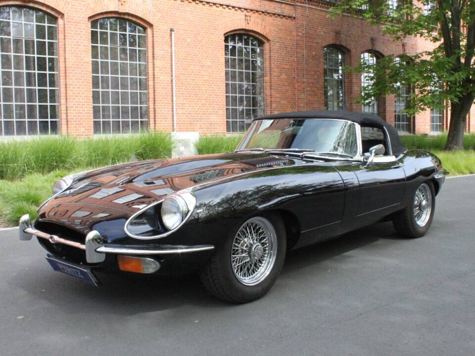 Image 2/24 of Jaguar E-Type (1970)