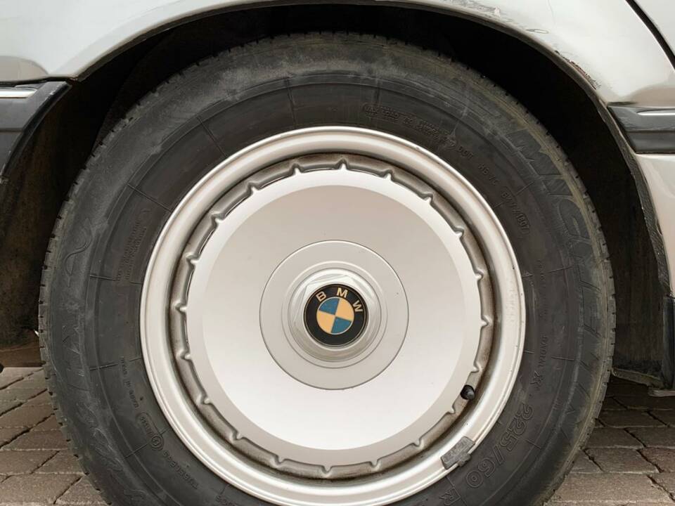 Image 32/40 of BMW 750iL (1989)