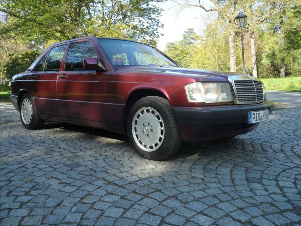 Image 13/137 of Mercedes-Benz 190 E 1.8 Avantgarde &quot;Rosso&quot; (1992)