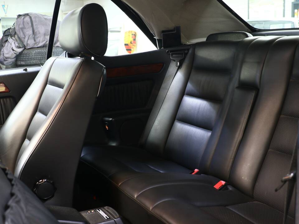 Immagine 32/43 di Mercedes-Benz E 200 (1994)