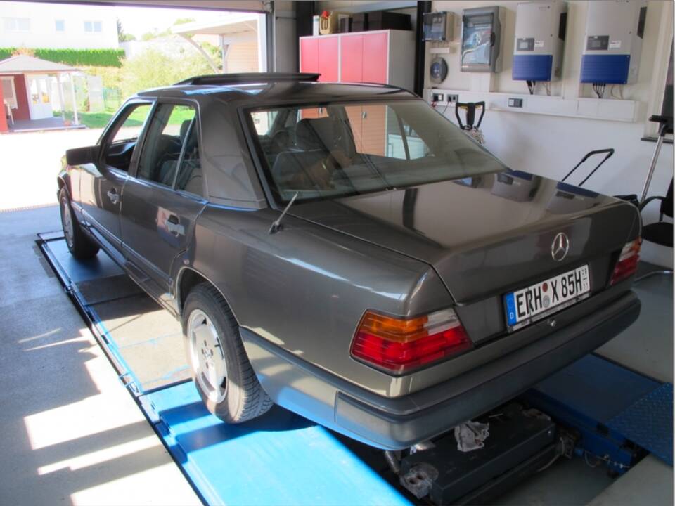 Bild 84/92 von Mercedes-Benz 200 D (1989)