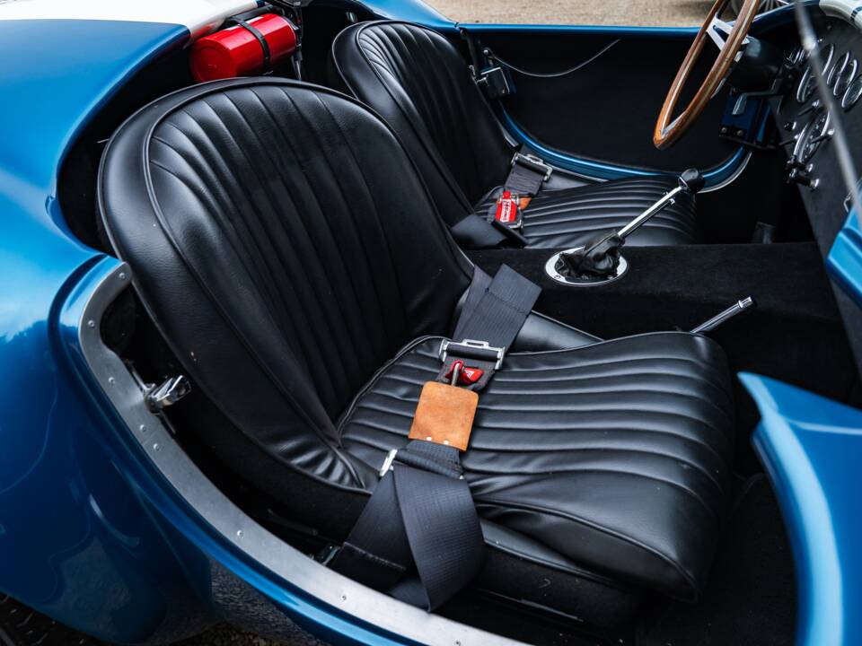 Image 26/33 of AC Cobra 427 (1965)