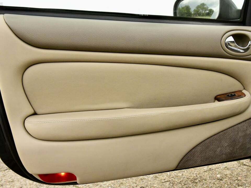 Immagine 26/50 di Jaguar XKR (2000)