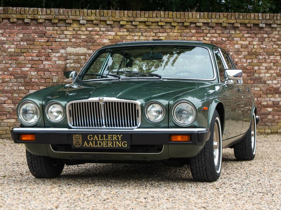 Image 18/50 of Jaguar XJ 6 4.2 (1985)