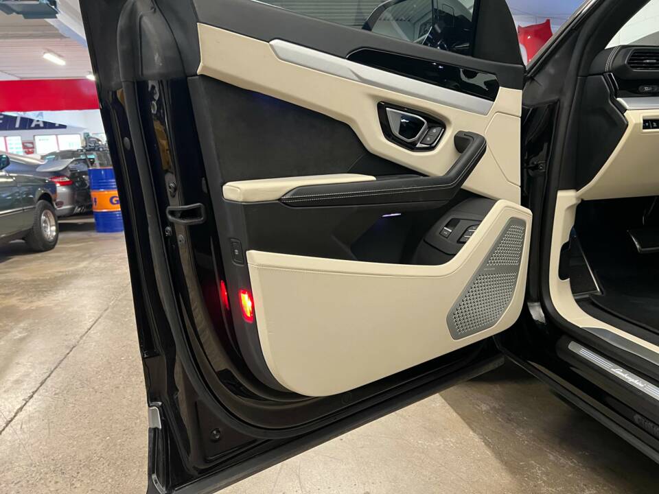 Image 5/18 of Lamborghini Urus (2019)