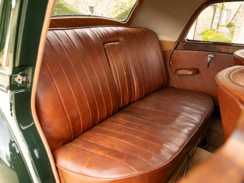 Image 13/21 of Riley 2.5 Litre RMF (1953)