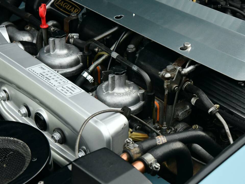 Image 38/50 de Jaguar E-Type V12 (2+2) (1972)