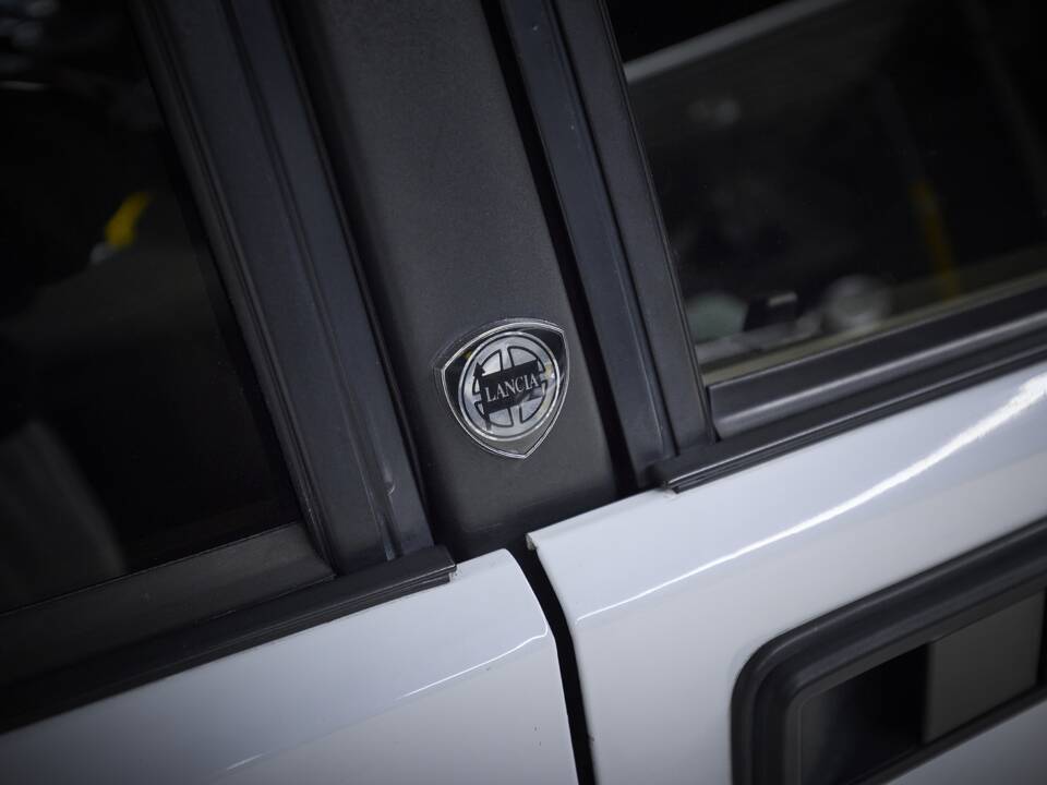 Image 80/93 of Lancia Delta HF Integrale Evoluzione I (1992)