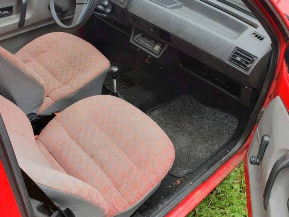 Imagen 12/13 de Volkswagen Polo II Hatchback 1.0 (1986)