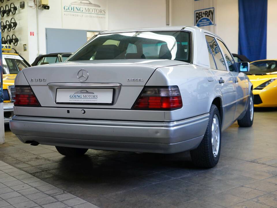 Image 11/33 of Mercedes-Benz E 300 Diesel (1994)