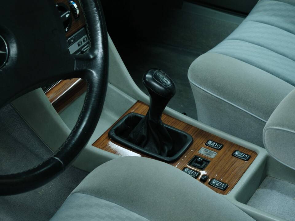 Bild 41/50 von Mercedes-Benz 300 SE (1990)