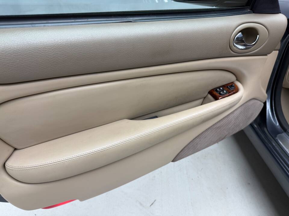 Immagine 17/21 di Jaguar XK8 4.2 (2004)