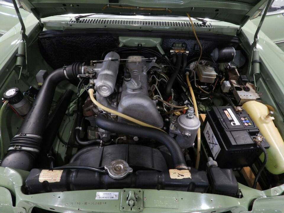 Bild 11/15 von Mercedes-Benz 200 D (1972)