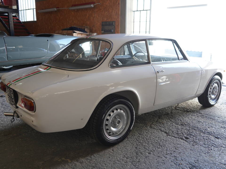 Image 23/28 de Alfa Romeo Giulia GT 1300 Junior (1970)