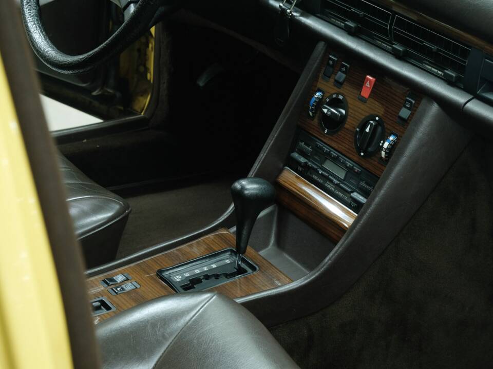 Bild 34/50 von Mercedes-Benz 380 SE (1983)