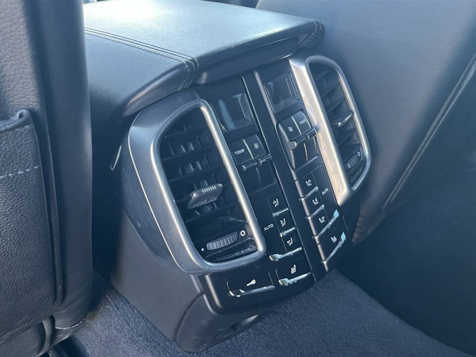 Image 28/46 de Porsche Cayenne Turbo (2011)