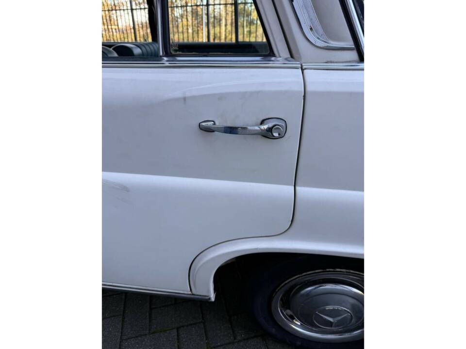 Bild 21/50 von Mercedes-Benz 230 (1968)