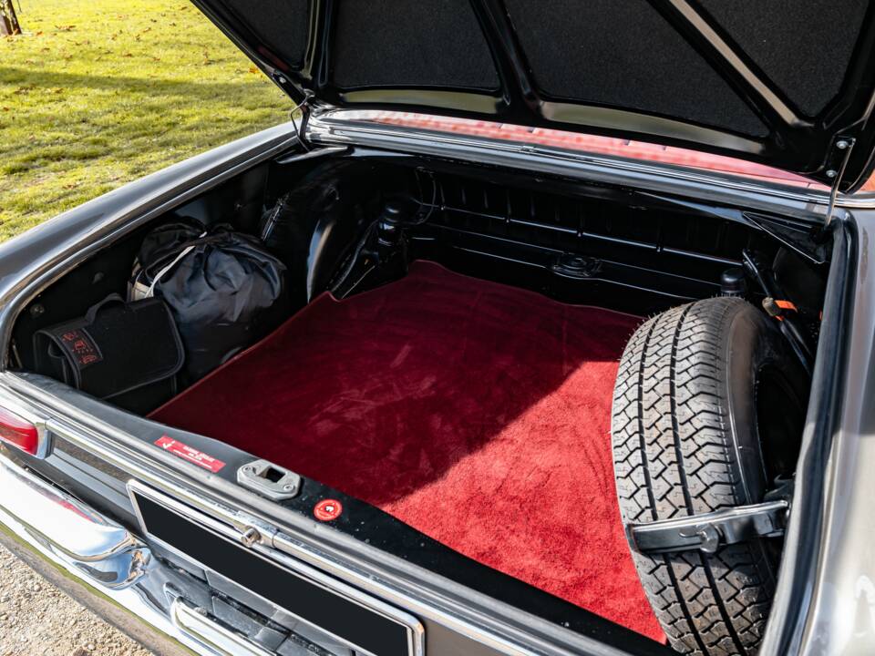 Image 23/86 of Mercedes-Benz 300 SE (1965)