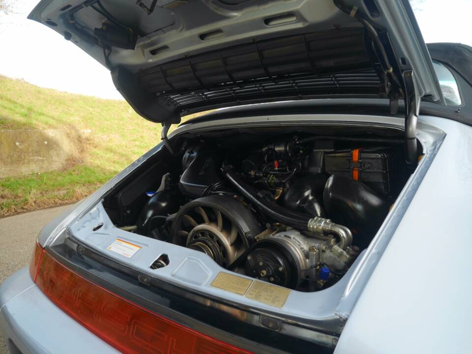 Image 32/37 de Porsche 911 Carrera 2 (WTL) (1992)