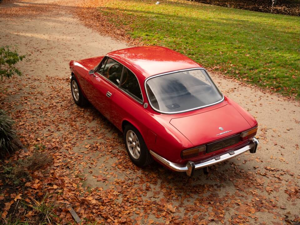 Image 2/28 of Alfa Romeo 2000 GT Veloce (1972)
