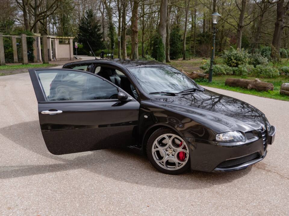 Image 28/60 of Alfa Romeo 147 3.2 GTA (2003)