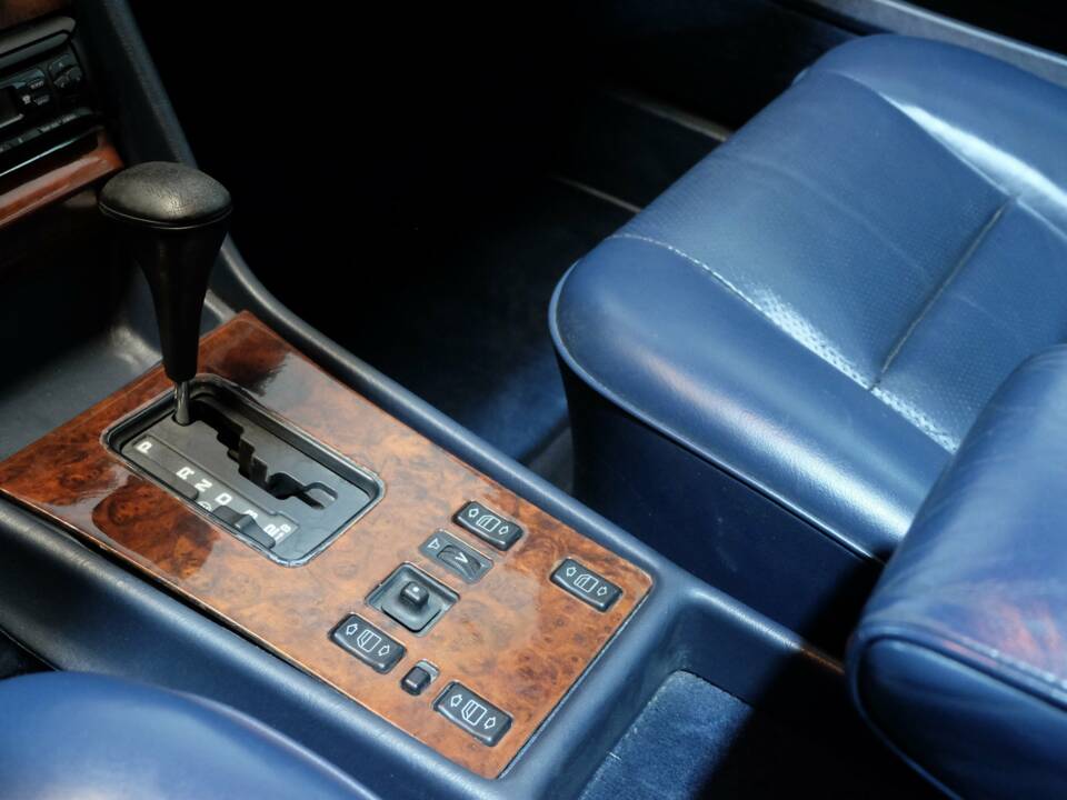 Image 16/29 of Mercedes-Benz 500 SEC (1985)