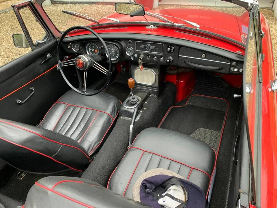 Image 2/8 of MG MGB (1966)