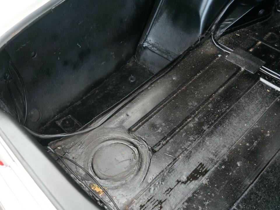 Image 22/50 de Mercedes-Benz 280 SE (1968)