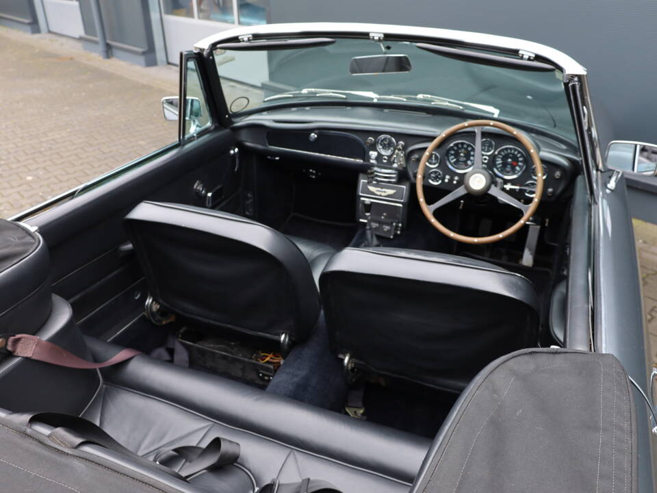 Image 7/24 of Aston Martin DB 6 Volante (1967)