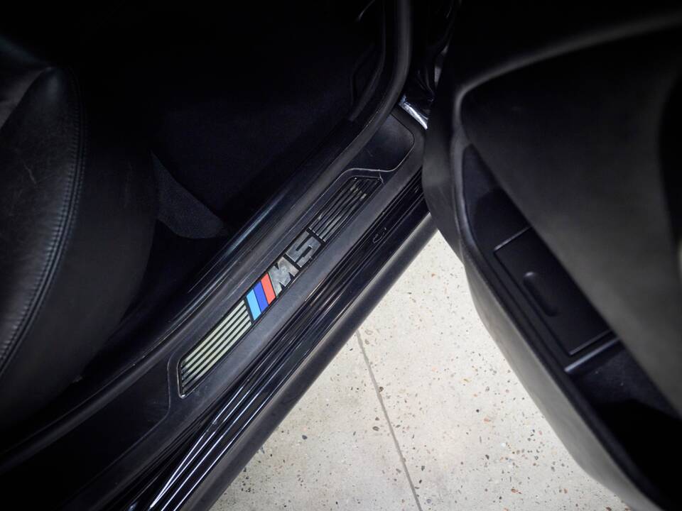 Image 56/99 of BMW M5 (2000)