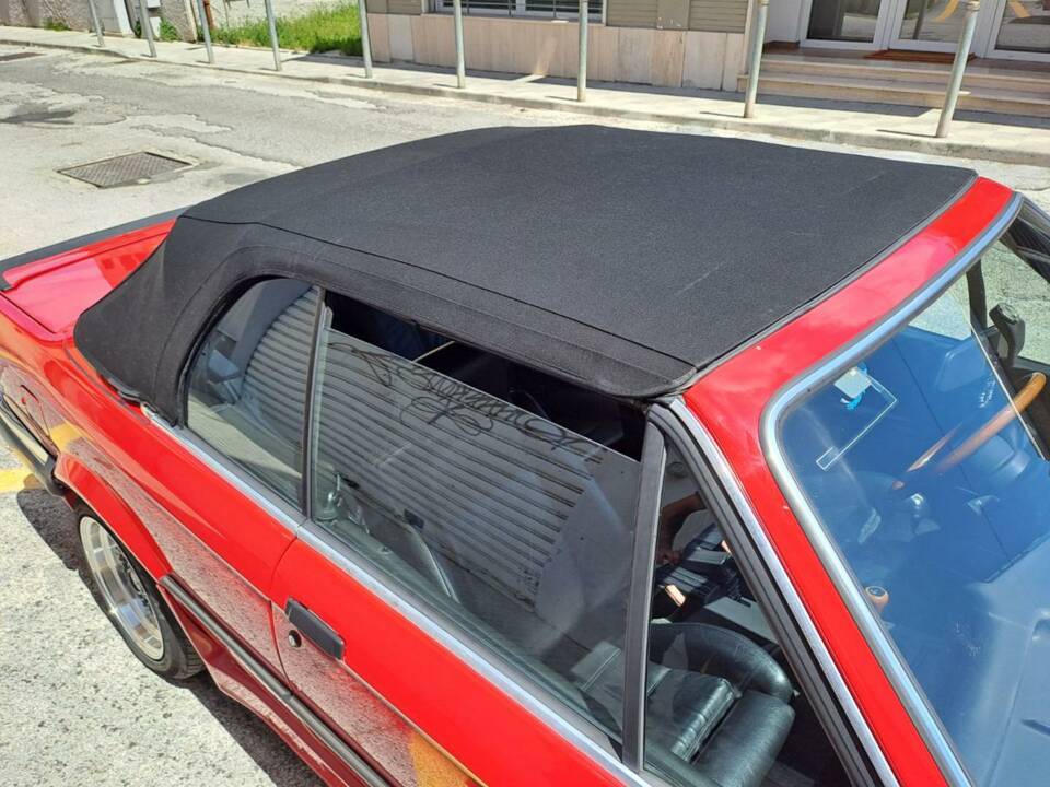Immagine 38/50 di BMW 320i (1989)