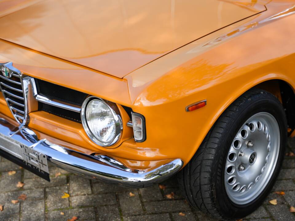 Image 16/38 of Alfa Romeo Giulia GT 1300 Junior (1968)