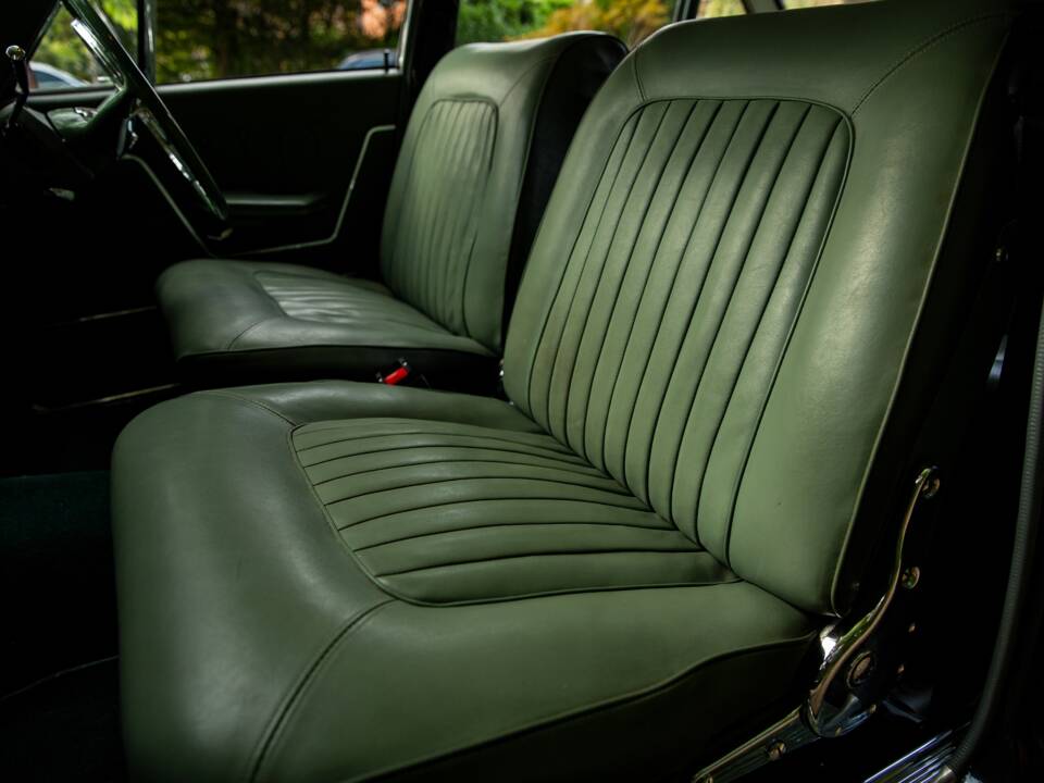 Image 23/44 of Ford Zodiac MkIII (1964)