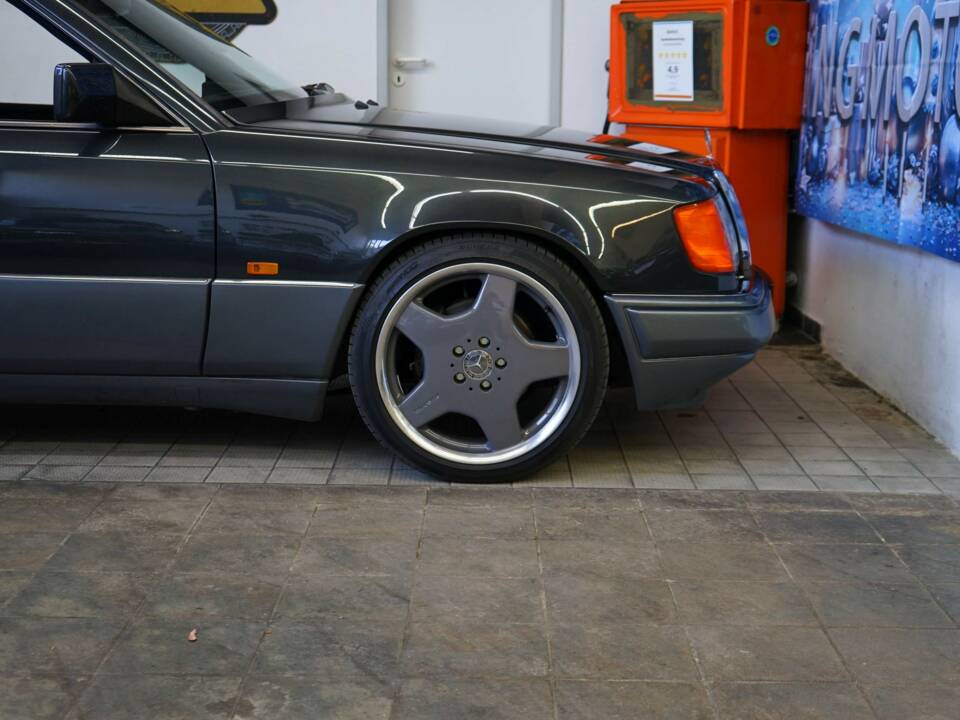 Immagine 29/30 di Mercedes-Benz 320 CE (1993)