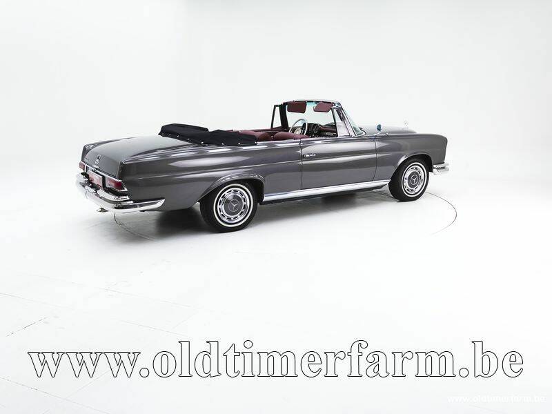 Image 2/15 de Mercedes-Benz 220 SE b (1963)