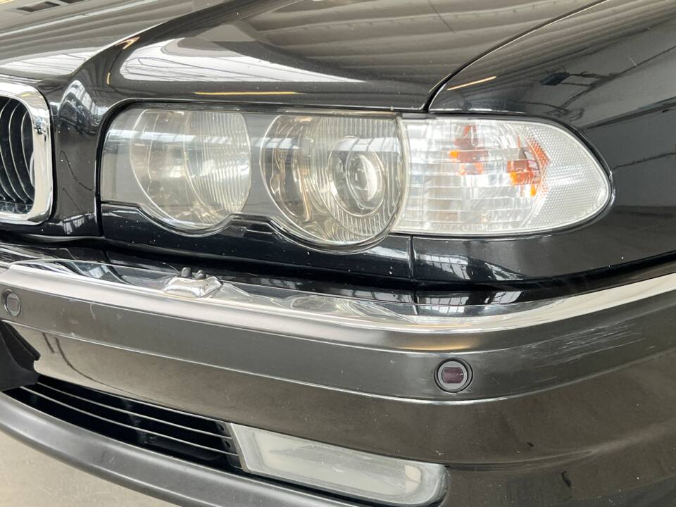 Immagine 44/48 di BMW 740i (2001)