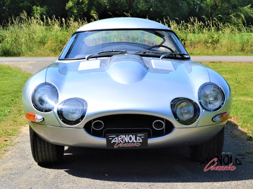 Image 6/31 of Jaguar E-Type (1968)