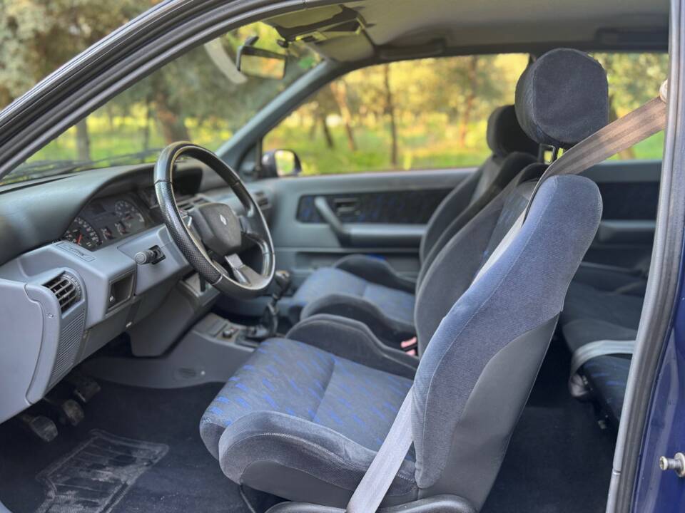 Bild 16/40 von Renault Clio I 1.8 16V (1993)