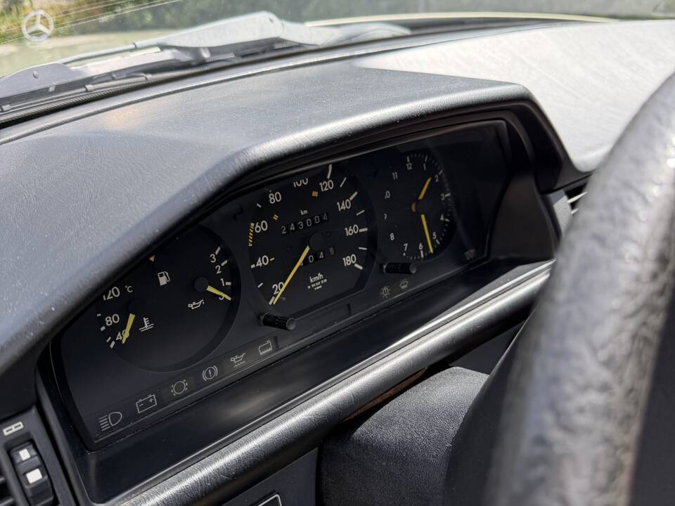 Bild 12/19 von Mercedes-Benz 200 D (1984)