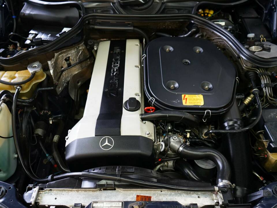 Image 28/33 of Mercedes-Benz 300 CE-24 (1993)