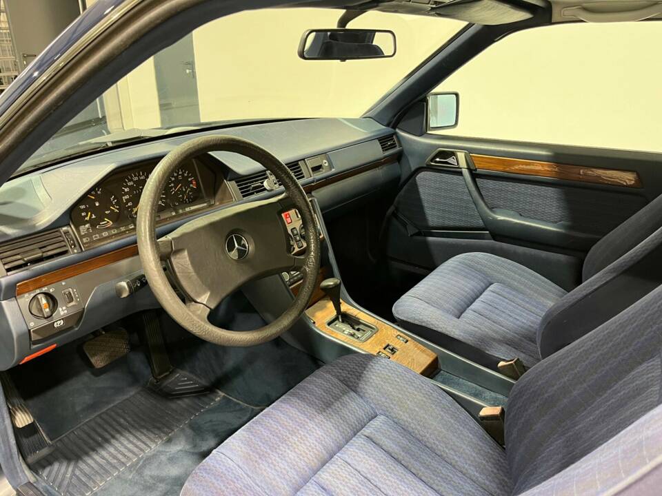 Image 8/23 of Mercedes-Benz 300 CE (1990)