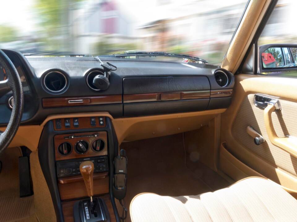 Bild 10/18 von Mercedes-Benz 200 (1983)