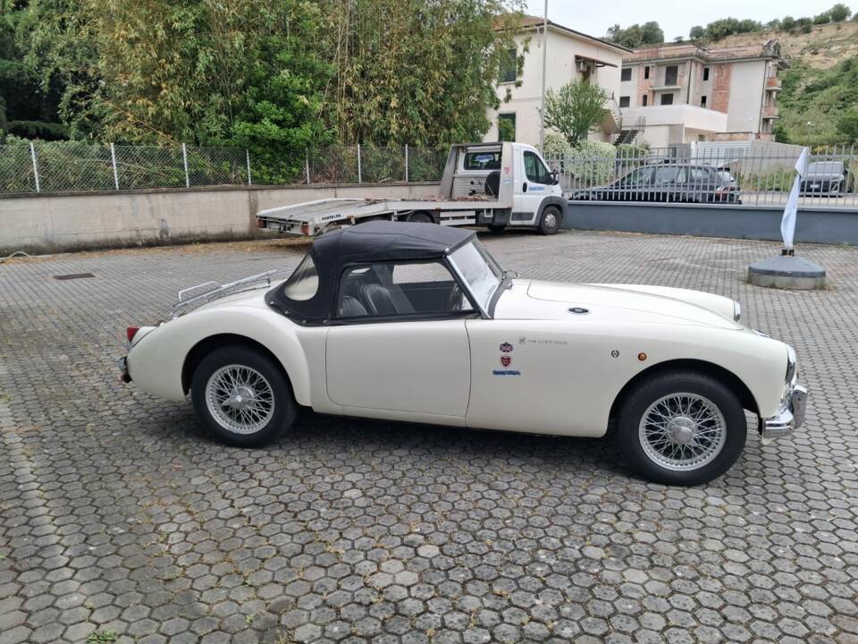 Image 11/16 of MG MGA 1500 (1958)