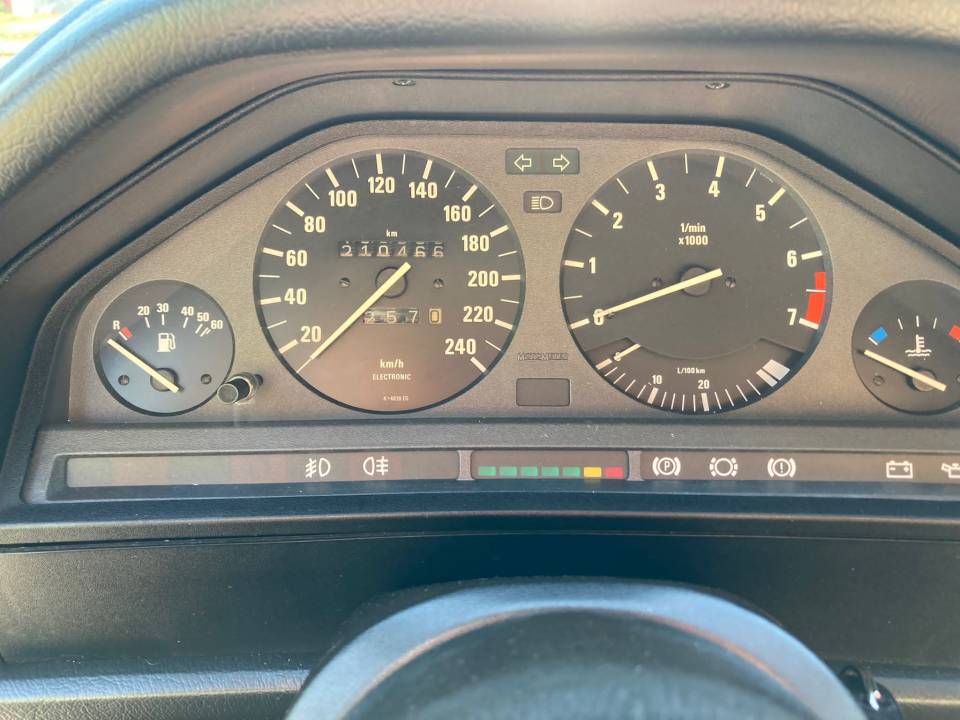 Image 9/23 of BMW 320i (1989)