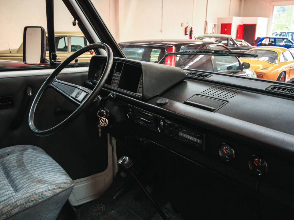 Bild 10/17 von Volkswagen T3 Kombi 1.9 (1989)