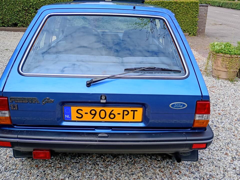 Image 3/23 de Ford Fiesta 1.1 (1988)