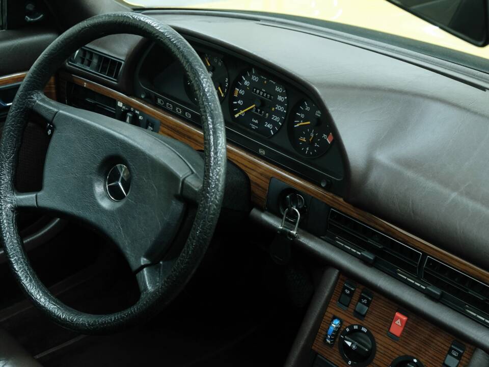 Bild 11/50 von Mercedes-Benz 380 SE (1983)